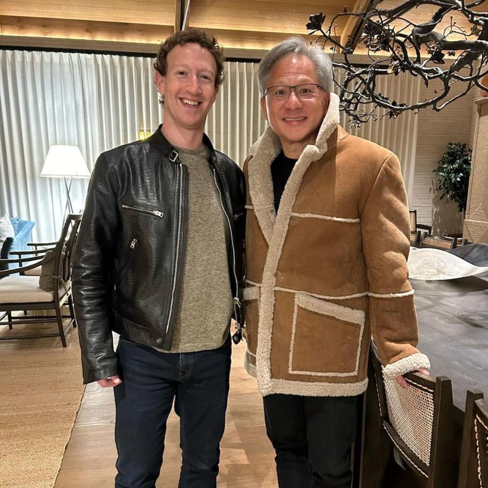 祖克柏（左）與黃仁勳（右）同框，互相交換外套穿。（翻攝Mark Zuckerberg IG）