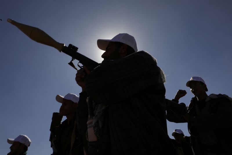 Imagen de archivo de un hutí posando con un lanzacohetes RPG durante una protesta contra los ataques liderados por EEUU y en apoyo de los palestinos, ceca de Saná, Yemen.