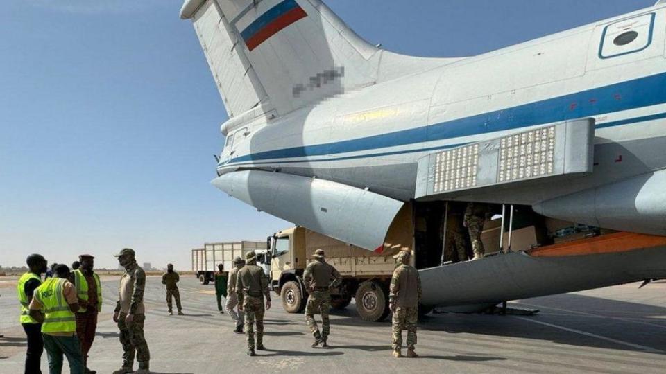 Especialistas militares rusos en el aeropuerto de Uagadugú, capital de Burkina Faso.