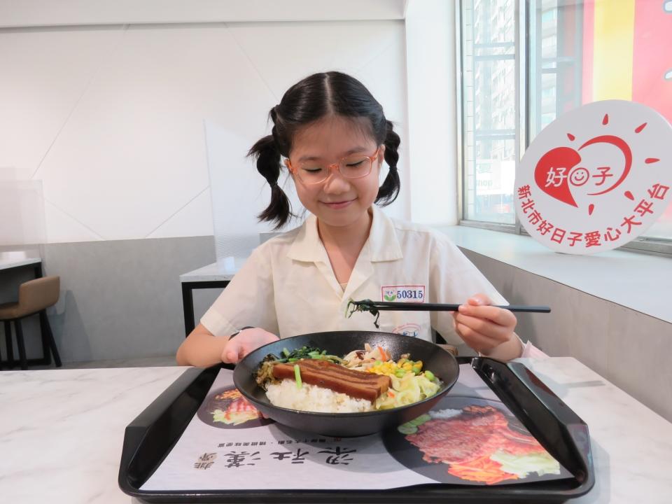 梁社漢排骨除提供客製的炸排骨飯、焢肉飯外，還特別準備菜飯便當，讓學子有更多的餐點選擇