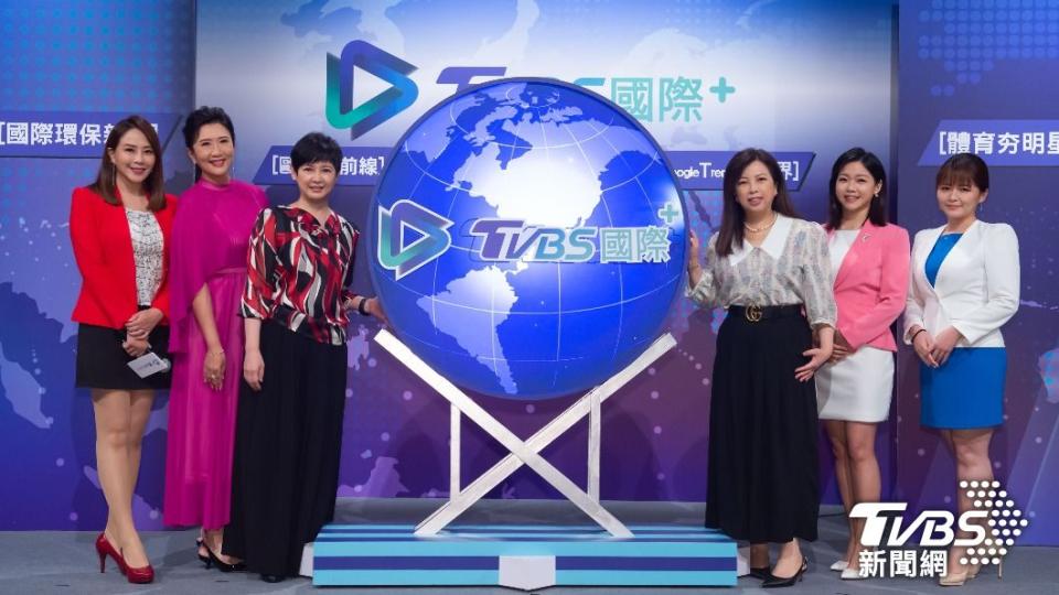 TVBS總經理劉文硯（右3）出席記者會，資深主播方念華（左2）點出TVBS國際新聞優勢。（圖／TVBS）