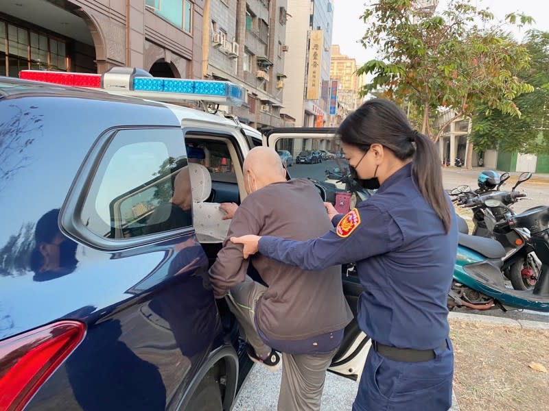 失智老翁迷失街頭　高市婦警助團圓