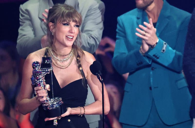 Taylor Swift recibe un premio durante los MTV Video Music Awards 2023 en el Prudential Center de Newark, Nueva Jersey