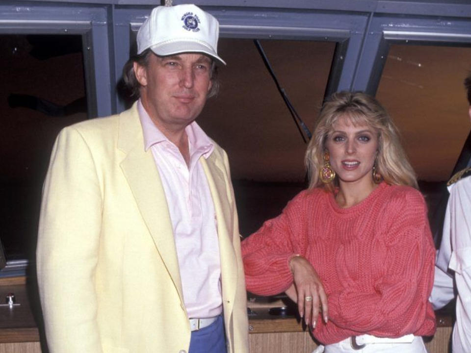 Da waren die Haare noch etwas länger: Bei einem Yacht-Ausflug mit seiner damaligen Frau Marla Maples zeigte sich Trump von seiner sportlichen Seite. Ein weißes Base-Cap rundete das pastellige Outfit ab. (Bild-Copyright: WireImage)