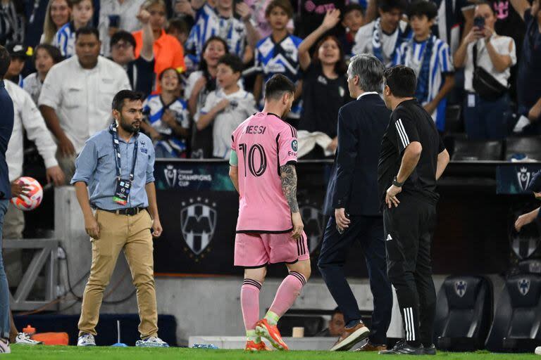 Triste y solitario, Messi deja el campo de juego tras la derrota de Inter Miami 