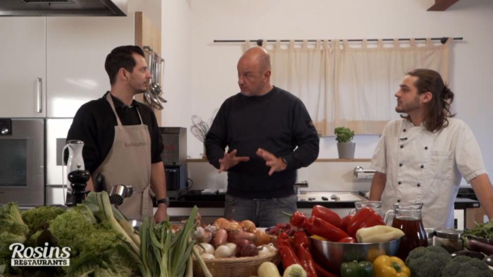 Kann der Sternekoch hier noch was retten? Frank Rosin (Mitte) mit Timo und Max (rechts) beim Kochtraining für das kriselnde Restaurant "Natürlich schmackhaft". (Bild: Kabel Eins)