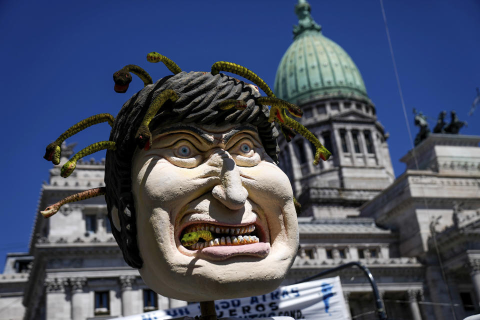 Una efigie del presidente argentino Javier Milei cubierta de serpientes es desplegada frente al Congreso donde los manifestantes marchann durante un paro nacional contra las reformas económicas y laborales propuestas por el gobierno en Buenos Aires, Argentina, el miércoles 24 de enero de 2024. (AP Foto/Rodrigo Abd)