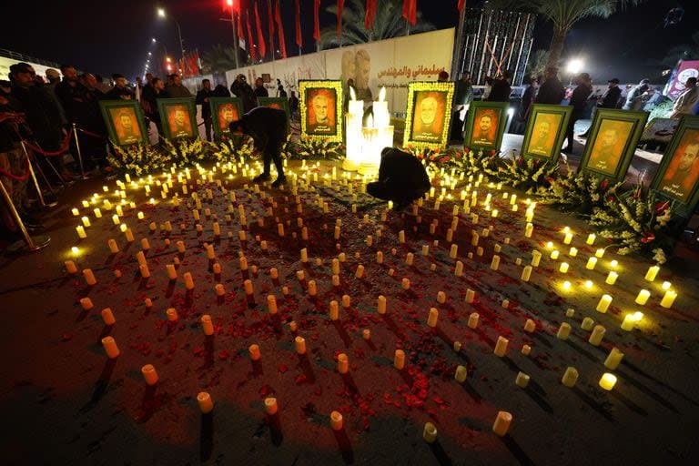 Los iraquíes participan en una vigilia con velas que marca el cuarto aniversario del asesinato del alto comandante iraní Qasem Soleimani y el comandante iraquí Abu Mahdi al-Muhandis, cerca del aeropuerto internacional de Bagdad el 2 de enero de 2024.