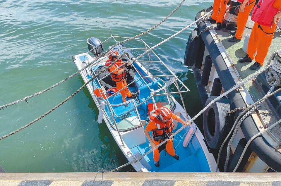 海巡署第三巡防區指揮部沙崙雷達站於9日9時許，於淡水外海6浬發現1艘可疑船舶，該船舶於淡水渡船碼頭與交通船發生擦撞，淡水第二漁港安檢所人員隨即將該大陸籍男子逮捕。 （海巡署提供）