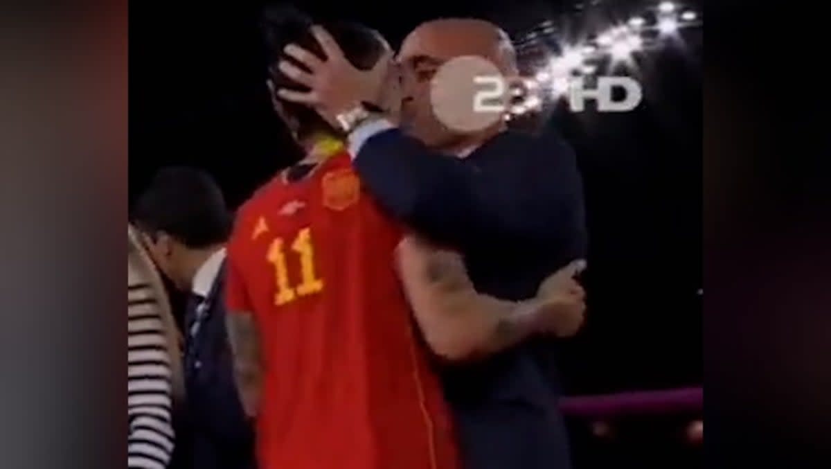 Moment Spanish FA president Luis Rubiales kisses Jenni Hermoso on the lips after world cup win (ZDF)