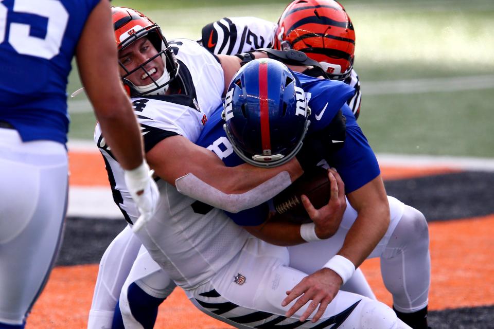 Bengals defensive end Sam Hubbard sacks Giants quarterback Daniel Jones
