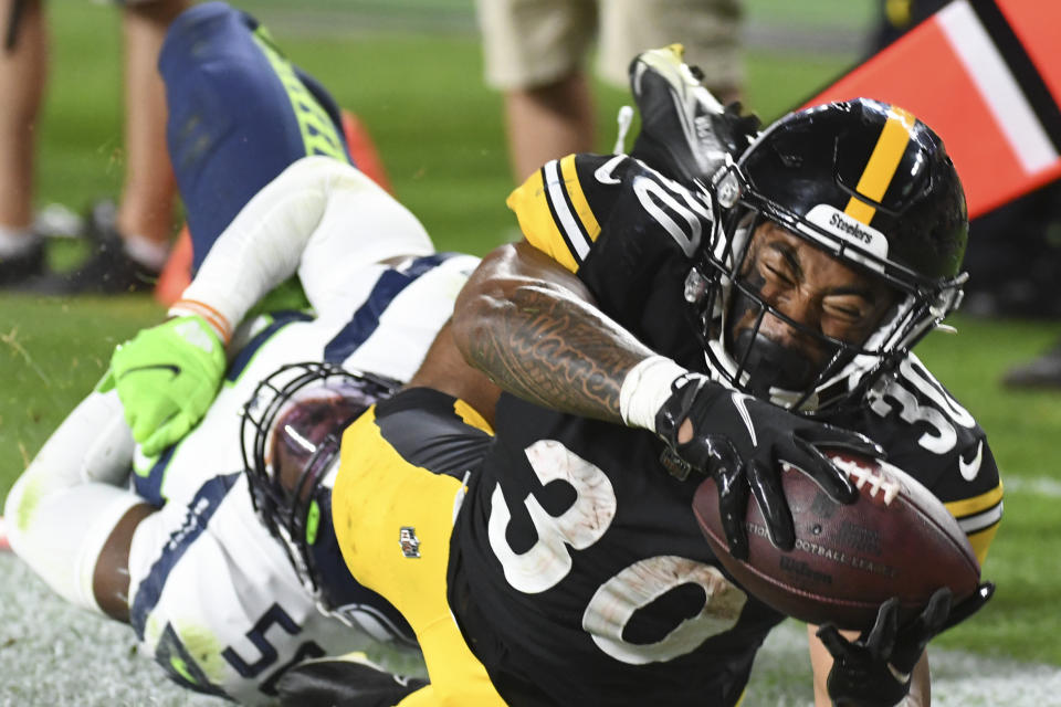 Pittsburgh Steelers running back Jaylen Warren (30) stretches for the end zone from out-of-bounds as Seattle Seahawks linebacker Vi Jones (50) defends during the second half of an NFL preseason football game Saturday, Aug. 13, 2022, in Pittsburgh. (AP Photo/Fred Vuich)
