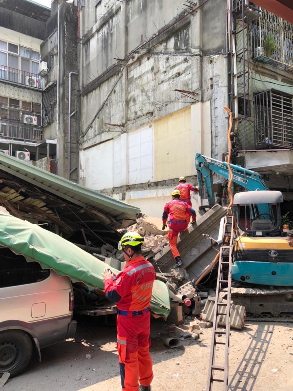 搶救的困難點在於雜物、建築都倒塌下來。（圖／東森新聞）