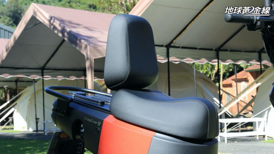 後排座椅可以單獨翻起或者直接拆卸提供裝載空間。(圖片來源/ 地球黃金線)