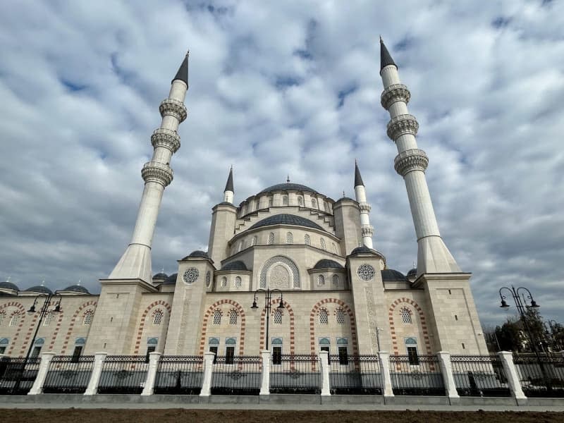 With a new large mosque, which is about to be opened despite all the obstacles caused by Western sanctions, Russian President Vladimir Putin is hoping to bring peace to at least part of the Muslim minority in Crimea. Ulf Mauder/dpa