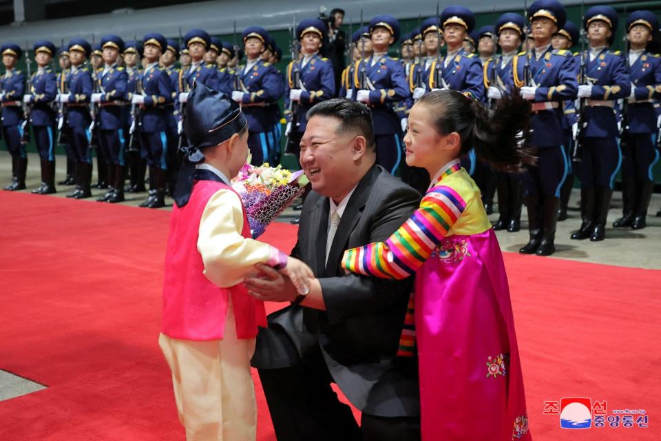 北韓領導人金正恩19日晚間訪回平壤，獲得盛大儀式歡迎。路透社