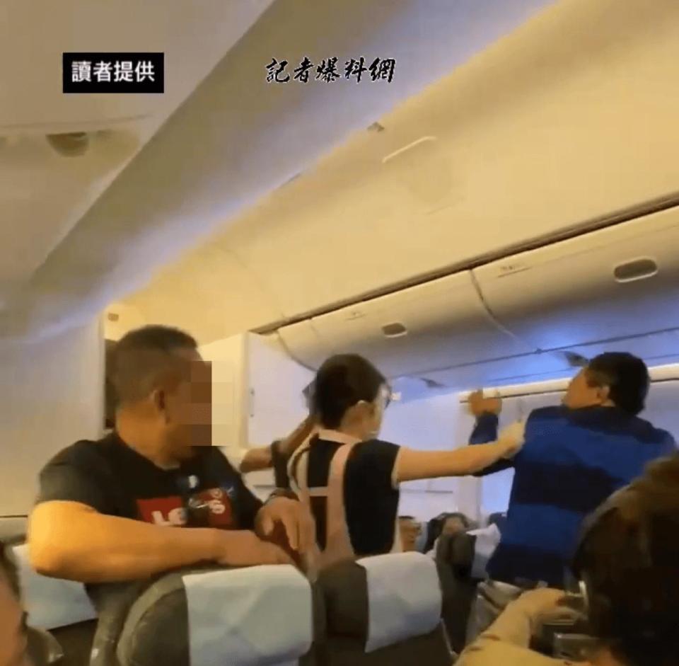 長榮航空機上兩名乘客爆發衝突，空服奮勇制止。（圖／翻攝 記者爆料網）