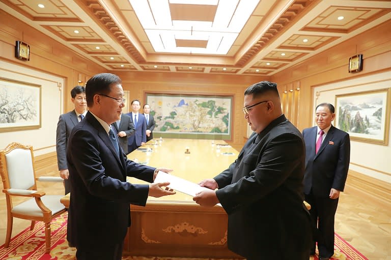 A top South Korean envoy handed a personal letter from President Moon to Kim Jong Un