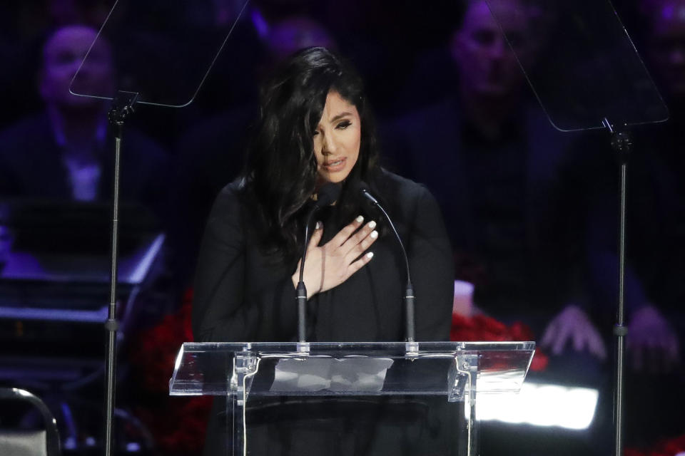 Vanessa Bryant habla durante un homenaje a su esposo Kobe Bryant y su hija Gianna realizado en el Staples Center de Los Ángeles, el lunes 24 de febrero de 2020. (AP Foto/Marcio Jose Sanchez)