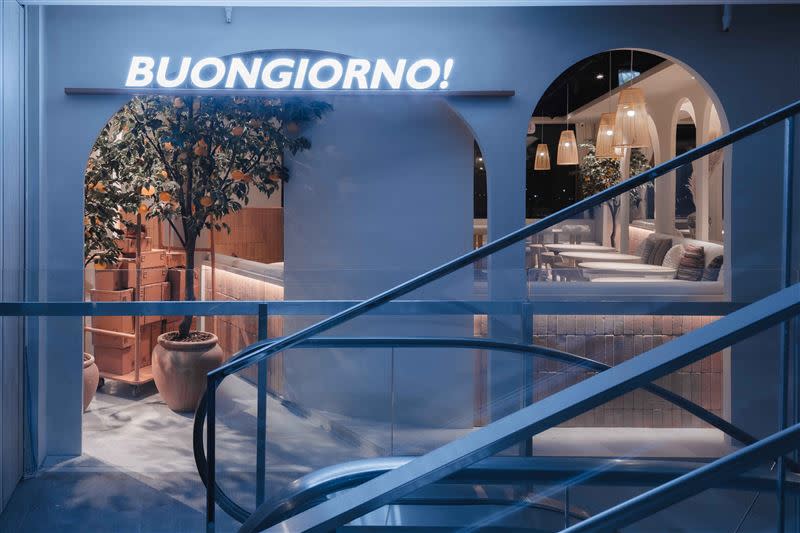 抵達餐廳入口處，門口寫著「Buongiorno」的歡迎詞，也就是義大利文「日安」的意思。（圖／貳樓提供）