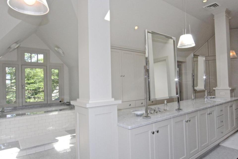 Este es uno de los ocho cuartos de baño con los que cuenta la vivienda, que fue construida en el año 2001. (Foto: <a href="http://www.realtor.com/realestateandhomes-detail/79-Turkeyland-Cove-Rd_Edgartown_MA_02539_M46762-74498?view=qv" rel="nofollow noopener" target="_blank" data-ylk="slk:Realtor.com;elm:context_link;itc:0;sec:content-canvas" class="link ">Realtor.com</a>).