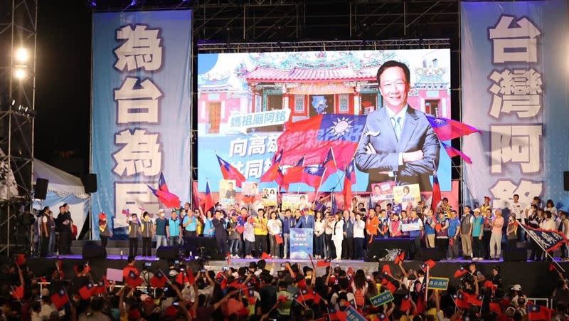 鴻海集團創辦人郭台銘積極爭取國民黨提名參選總統，7日晚間在高雄鳳山舉辦首場造勢活動。（圖／翻攝自郭台銘臉書）