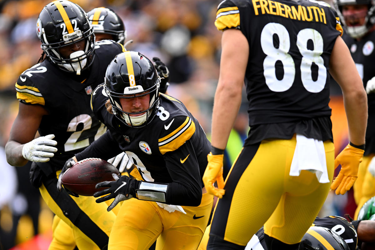 Kenny Pickett of the Pittsburgh Steelers celebrates after scoring a News  Photo - Getty Images