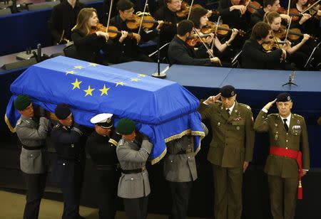 German soldiers carry the coffin of late former German Chancellor Helmut Kohl during of a memorial ceremony at the European Parliament in Strasbourg, France, July 1, 2017. REUTERS/Arnd Wiegmann