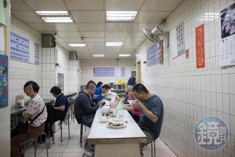 老麵店在10多年前翻新，用餐環境變整潔，還有冷氣吹。