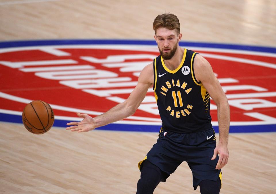 Domantas Sabonis passes the ball