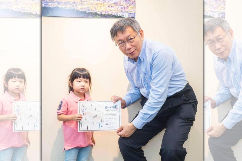 3歲的語蝶小妹妹獲得柯文哲親自頒發台北大縱走榮譽證書，超級可愛。（翻攝柯文哲臉書）
