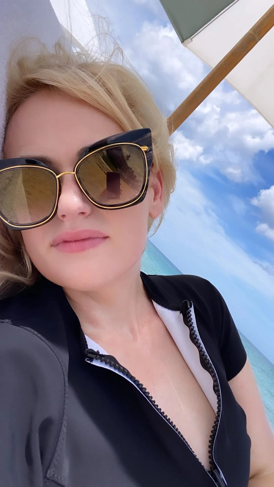 Rebel postete ein Selfie davon, wie sie sich am Strand entspannte. Foto: Instagram/Rebel Wilson