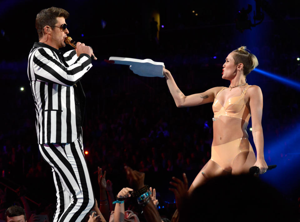 Robin Thicke yd Miley Cyrus en los MTV Video Music Awards del 2013.  (Photo by Kevin Mazur/WireImage for MTV)