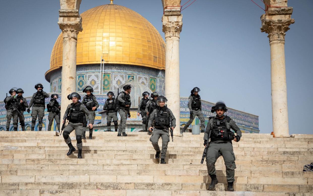 Israeli police intervene Palestinians guarding Al-Aqsa Mosque to prevent raids by extremist Jews - Eyad Tawil/Anadolu Agency 