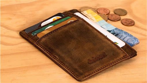 錢包不宜放太多張卡，否則容易過度消費。（圖／資料照）