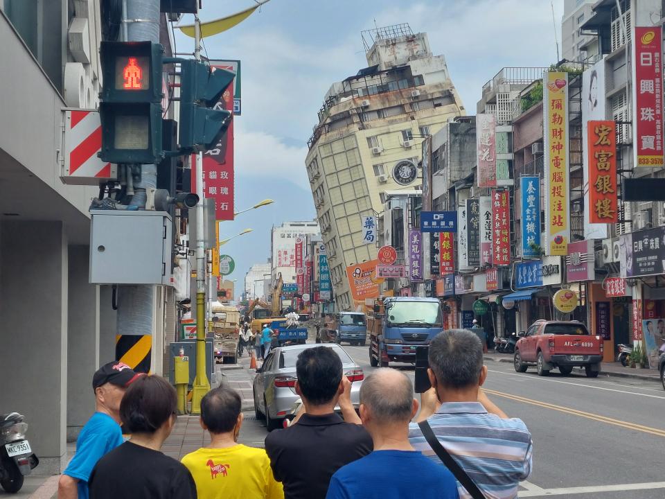 富凱飯店位於中山路上的商業區，各式店家琳瑯滿目，今天開始都要停業2周了。記者陳敬丰／攝影