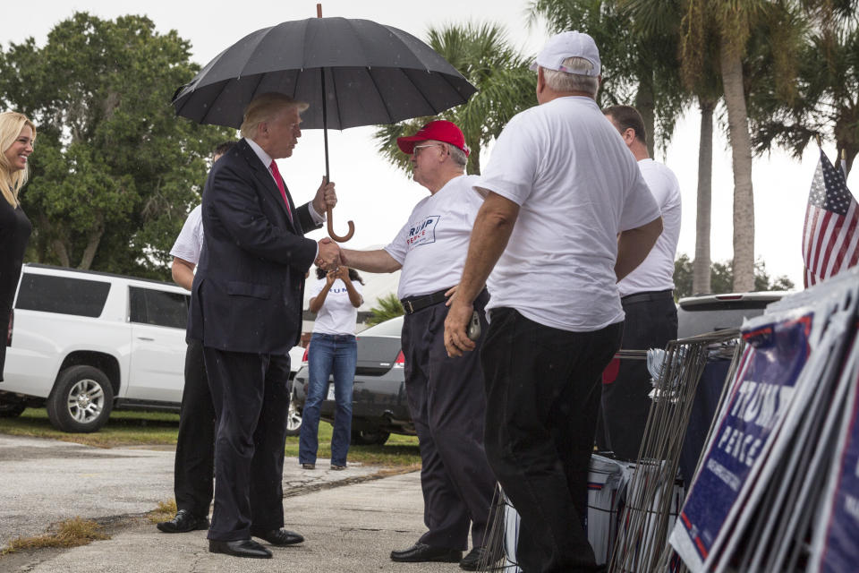 Repubican Party in Florida: Donald Trump and supporters before a rally at the Florida State Fairgrounds in Tampa.