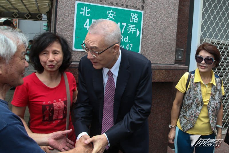 20170521新當選黨主席吳敦義拜會韓國瑜.路過民眾向他道賀及合影. (陳明仁攝)