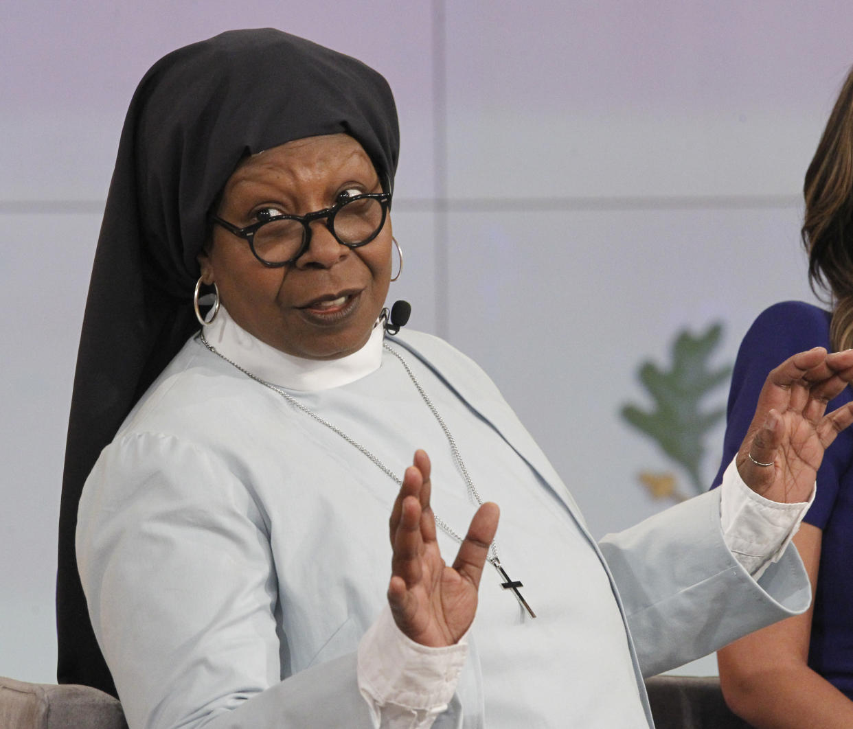 Whoopi Goldberg rinde homenaje al recuerdo de ‘Cambio de hábito’ y su secuela con una actuación sorpresa. (Foto de Lou Rocco/Walt Disney Television via Getty Images)