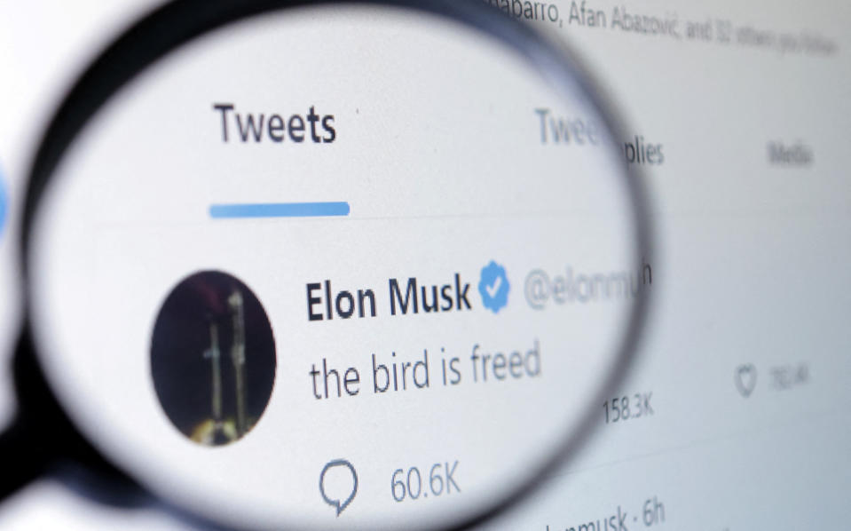 Elon Musk hat nach monatelangem Hin und Her Twitter gekauft. Vorhergesehen haben das schon die Serien-Autor*innen der Simpsons im Jahr 2015. Foto: Reuters / Dado Ruvic / Illustration