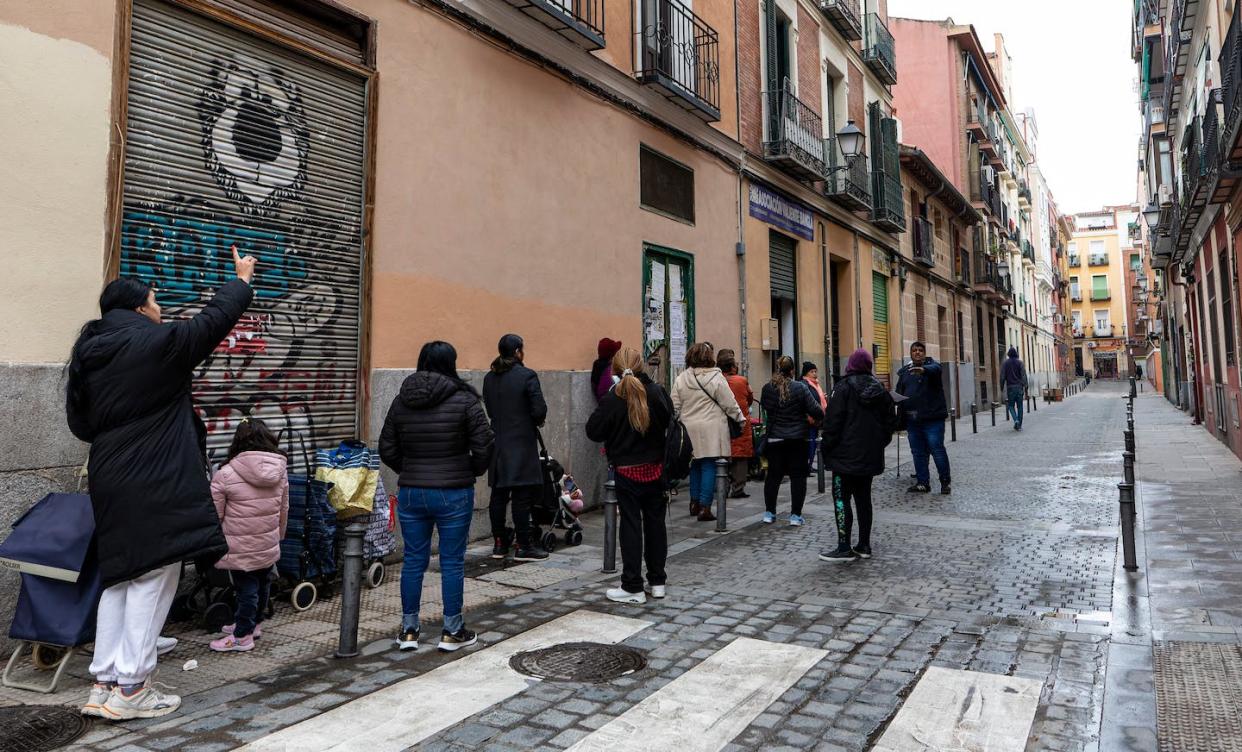 Reparto de comida organizado por asociaciones de inmigrantes en Madrid en diciembre de 2022. <a href="https://www.shutterstock.com/es/image-photo/madrid-spain-24122022-immigrant-associations-distribute-2241519225" rel="nofollow noopener" target="_blank" data-ylk="slk:Shutterstock / davidxlacalle;elm:context_link;itc:0;sec:content-canvas" class="link ">Shutterstock / davidxlacalle</a>