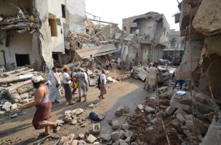 People gather at the site of a Saudi-led air strike in the Red Sea port city of Hodeidah, Yemen September 22, 2016. REUTERS/Abduljabbar Zeyad