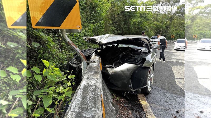 過彎失控自撞護欄，要價1800萬的法拉利超跑GTC4 Lusso車頭嚴重毀損，恐報廢。（圖／翻攝畫面）