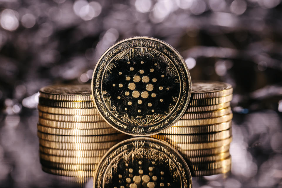 Crypto-Monnaie Ada Cardano, Pièce Physique Devant Un Arrière-Plan Abstrait.