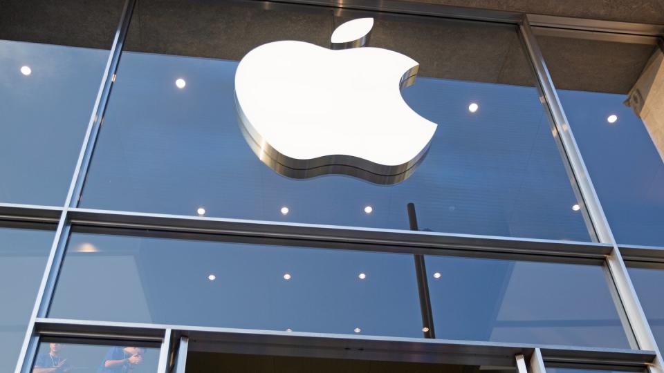 Mitarbeiter im Apple Store in Hamburg. Foto: Axel Heimken/dpa