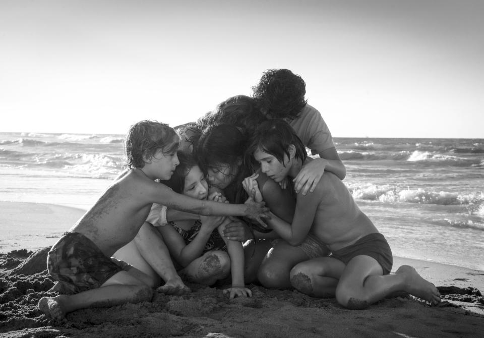 Yalitza Aparicio, centro, en una escena de "Roma" de Alfonso Cuarón en una fotografía proporcionada por Netflix. La película está nominada a los Oscar como mejor película de lengua extranjera y mejor película. La 91ª entrega de los Oscar será el domingo 24 de febrero de 2019. (Carlos Somonte/Netflix via AP)