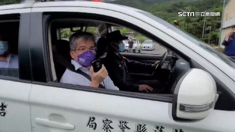 花蓮地檢署檢察長蔡宗熙坐著警車親自到部落掃街宣傳反賄選。