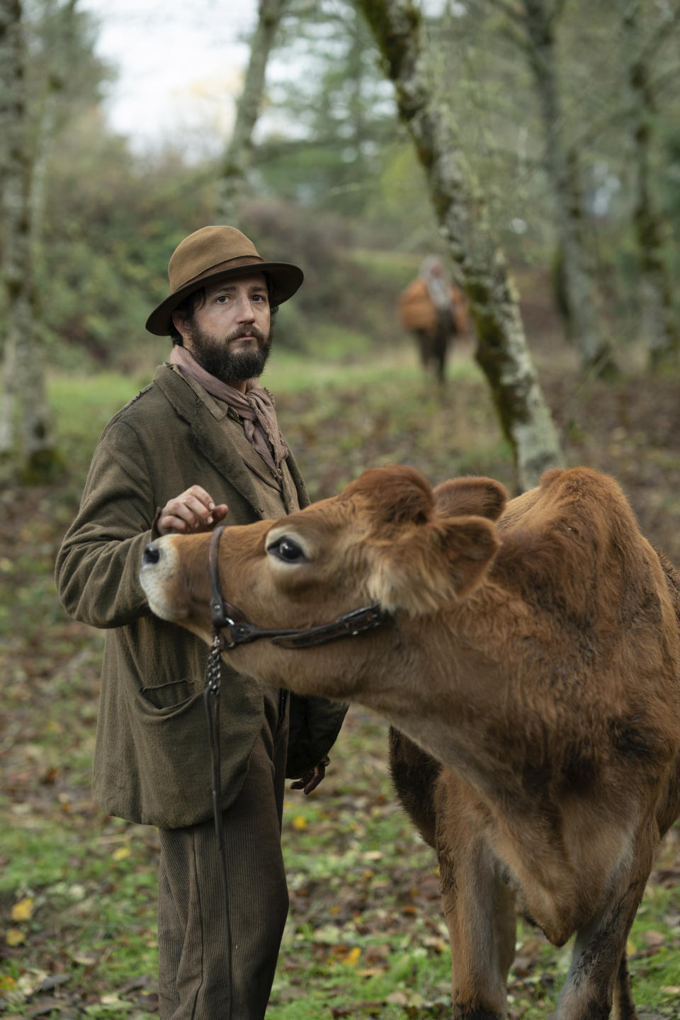 John Magaro en una escena de la película "First Cow" en una imagen proporcionada por A24. (Allyson Riggs/A24 via AP)