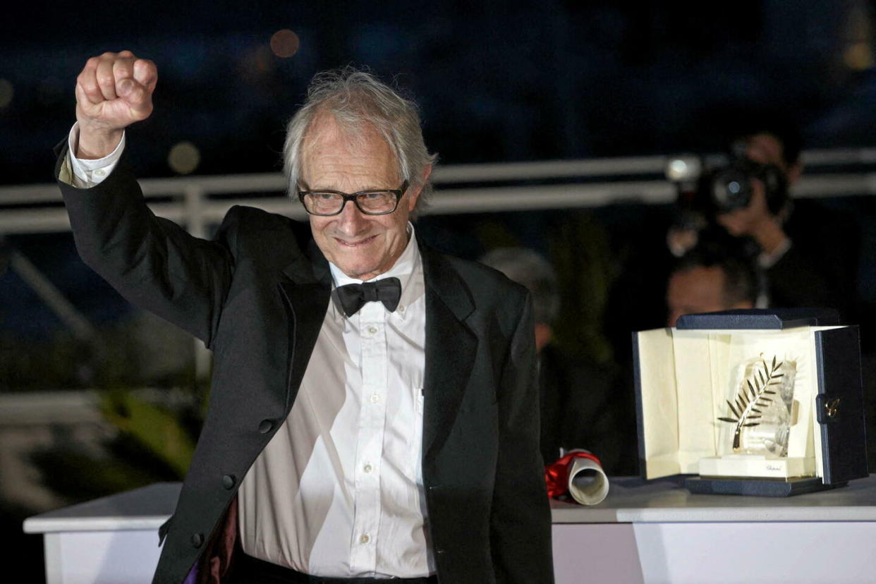 À Cannes, le 22 mai 2016, le réalisateur britannique Ken Loach pose avec la palme d'or qu'il vient de recevoir pour le film « Moi, Daniel Blake ».  - Credit:www.alamy.com / Alamy Stock Photo / Abaca