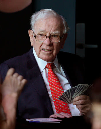 Warren Buffett, CEO of Berkshire Hathaway Inc, plays bridge as part of the company annual meeting weekend in Omaha, Nebraska U.S. May 6, 2018. REUTERS/Rick Wilking